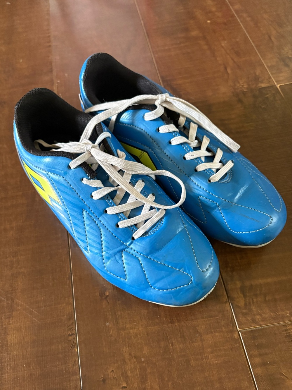 Boys size 1 Lotto Soccer Cleats Blue